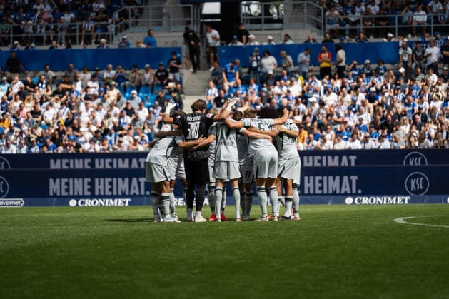 29.08.2026, xjyhynx, Fussball 2.Bundesliga, Karlsruher SC - VfL Wolfsburg v.l., VfL Wolfsburg Teamkreis (DFL DFB REGULATIONS PROHIBIT ANY USE OF PHOTOGRAPHS as IMAGE SEQUENCES and or QUASI-VIDEO) Karlsruhe *** August 29, 2026, xjyhynx, Soccer 2. Bundesliga, Karlsruher SC vs. VfL Wolfsburg, VfL Wolfsburg Team Circle DFL DFB REGULATIONS PROHIBIT ANY USE OF PHOTOGRAPHS AS IMAGE SEQUENCES AND OR QUASI-VIDEO Karlsruhe