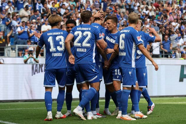 Shio Fukuda (Karlsruher SC) Torjubel,jubelt mit seiner Mannschaft nach dem Treffer zum 1:0 waehrend des Spiels der 2. Bundesliga zwischen Karlsruher SC und VfL Wolfsburg, BBBank Wildpark am 29. August 2026 in Karlsruhe, Deutschland. (Foto von Oliver Kaelke DeFodi Images) +++ Shio Fukuda (Karlsruher SC) celebrates after scoring his team s first goal with teammates during the 2nd Bundesliga match between Karlsruher SC and VfL Wolfsburg at BBBank Wildpark on August 29, 2026 in Karlsruhe, Germany. (Photo by Oliver Kaelke DeFodi Images) DFB DFL REGULATIONS PROHIBIT ANY USE OF PHOTOGRAPHS AS IMAGE SEQUENCES AND OR QUASI-VIDEO. (Photo by Oliver Kaelke DeFodi Images) - *** Shio Fukuda of Karlsruher SC celebrates with his teammates after scoring the 1-0 goal during the 2. Bundesliga match between Karlsruher SC and VfL Wolfsburg, BBBank Wildpark on August 29, 2026, in Karlsruhe, Germany. Photo by Oliver Kaelke, DeFodi Images. Shio Fukuda of Karlsruher SC celebrates with his teammates after scoring his team’s first goal during the 2. Bundesliga match between Karlsruher SC and VfL Wolfsburg at BBBank Wildpark on August 29, 2026 in Karlsruhe, Germany. Photo by Oliver Kaelke, DeFodi Images. DFB and DFL regulations prohibit any use of photographs as image sequences and or quasi-video. Photo by Oliver Kaelke, DeFodi Images