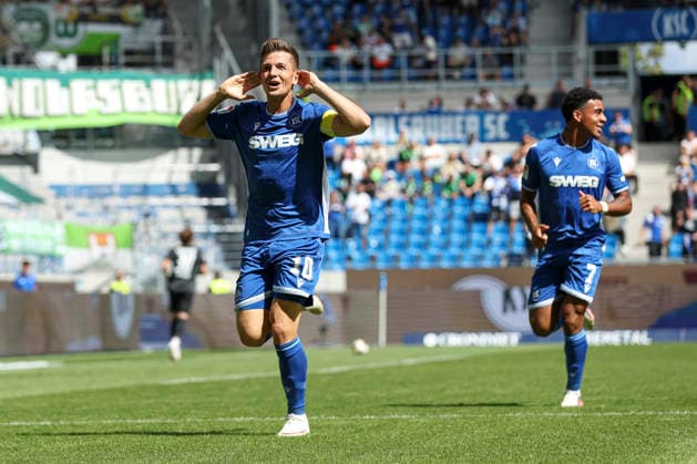 Marvin Wanitzek (Karlsruher SC) Torjubel, jubelt nach seinem Treffer zum 2:1 waehrend des Spiels der 2. Bundesliga zwischen Karlsruher SC und VfL Wolfsburg, BBBank Wildpark am 29. August 2026 in Karlsruhe, Deutschland. (Foto von Oliver Kaelke DeFodi Images) +++ Marvin Wanitzek (Karlsruher SC) celebrates after scoring his team s second goal during the 2nd Bundesliga match between Karlsruher SC and VfL Wolfsburg at BBBank Wildpark on August 29, 2026 in Karlsruhe, Germany. (Photo by Oliver Kaelke DeFodi Images) DFB DFL REGULATIONS PROHIBIT ANY USE OF PHOTOGRAPHS AS IMAGE SEQUENCES AND OR QUASI-VIDEO. (Photo by Oliver Kaelke DeFodi Images) - *** Marvin Wanitzek of Karlsruher SC celebrates after scoring his team s second goal, making the score 2–1, during the 2. Bundesliga match between Karlsruher SC and VfL Wolfsburg, BBBank Wildpark on August 29, 2026, in Karlsruhe, Germany. Photo by Oliver Kaelke, DeFodi Images. Marvin Wanitzek of Karlsruher SC celebrates after scoring his team’s second goal during the 2nd Bundesliga match between Karlsruher SC and VfL Wolfsburg at BBBank Wildpark on August 29, 2026 in Karlsruhe, Germany. Photo by Oliver Kaelke, DeFodi Images. DFB and DFL regulations prohibit any use of photographs as image sequences and or quasi-video. Photo by Oliver Kaelke, DeFodi Images.
