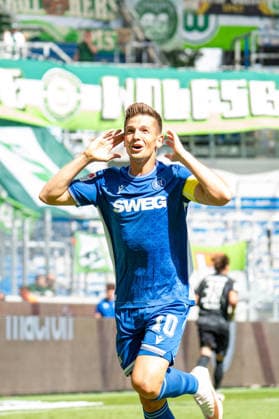 29.08.2026, xdaymx, Fussball 2.Bundesliga, Karlsruher SC - VfL Wolfsburg. Wanitzek, Marvin (Karlsruher SC) mit dem Torjubel nach seinem Traumtor zur 2:1 Führung (DFL DFB REGULATIONS PROHIBIT ANY USE OF PHOTOGRAPHS as IMAGE SEQUENCES and or QUASI-VIDEO) Karlsruhe *** August 29, 2026, xdaymx, Soccer 2. Bundesliga, Karlsruher SC vs. VfL Wolfsburg: Marvin Wanitzek of Karlsruher SC celebrates after scoring his dream goal to give his team a 2–1 lead. DFL and DFB regulations prohibit any use of photographs as image sequences and or quasi-video. Karlsruhe