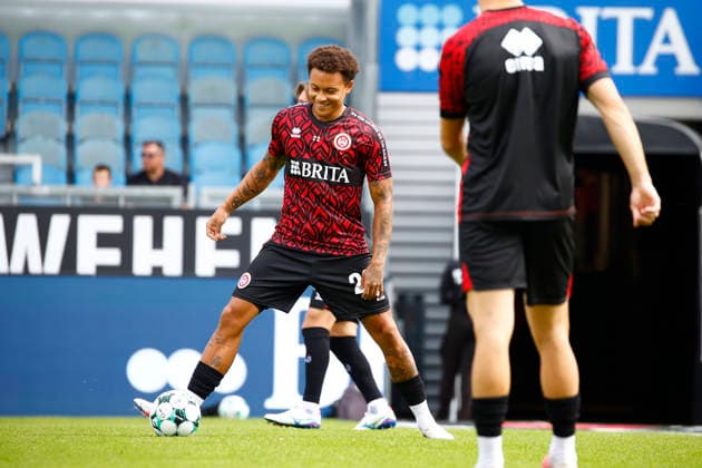 August 29, 2026, xavx, Soccer 3rd Division, SV Wehen Wiesbaden vs. Rot-Weiss Essen; from left: Roberto Massimo of SV Wehen Wiesbaden warming up in Wiesbaden