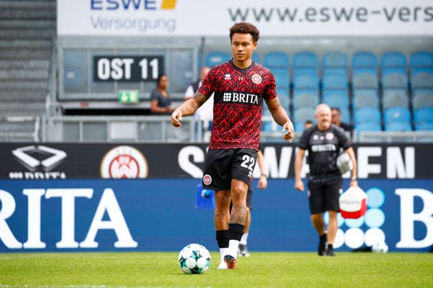 August 29, 2026, xavx, Soccer 3rd Division, SV Wehen Wiesbaden vs. Rot-Weiss Essen; from left: Roberto Massimo, SV Wehen Wiesbaden, warming up in Wiesbaden