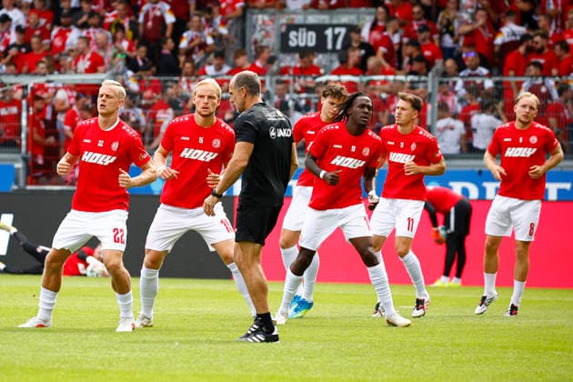 August 29, 2026, xavx, Soccer 3rd Division, SV Wehen Wiesbaden vs. Rot Weiss Essen (left) The Rot Weiss Essen team warming up in Wiesbaden