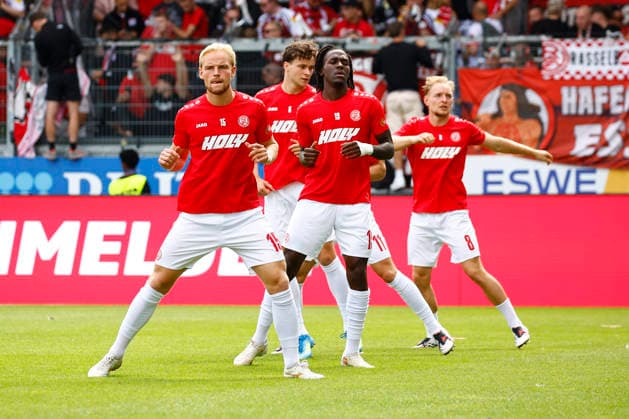 August 29, 2026, xavx, Soccer 3rd Division, SV Wehen Wiesbaden vs. Rot Weiss Essen (left) The Rot Weiss Essen team warming up in Wiesbaden