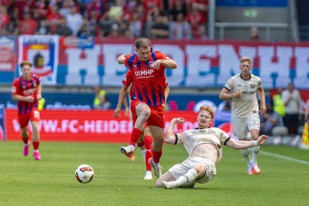 Harter Zweikampf Budu Zivzivadze (1.FC Heidenheim, 11) Robert Wagner (SG Dynamo Dresden, 18) Graetsche Sprung, GER, 1.FC Heidenheim vs. SG Dynamo Dresden, Fussball, 2. Bundesliga, 03. Spieltag, Spielzeit 2026 2027, 29.08.2026, DFL DFB REGULATIONS PROHIBIT ANY USE OF PHOTOGRAPHS AS IMAGE SEQUENCES AND OR QUASI-VIDEO, GER, 1.FC Heidenheim vs. SG Dynamo Dresden, Fussball, 2. Bundesliga, 03. Spieltag, Spielzeit 2026 2027, 29.08.2026 Heidenheim *** Fierce tackle: Budu Zivzivadze (1 FC Heidenheim), 11 Robert Wagner (SG Dynamo Dresden), 18 Graetsche Sprung (GER), 1 FC Heidenheim vs. SG Dynamo Dresden, soccer, 2. Bundesliga, Matchday 3, 2026–2027 season, August 29, 2026, DFL and DFB regulations prohibit any use of photographs as image sequences and or quasi-video, GER, 1 FC Heidenheim vs. SG Dynamo Dresden, Soccer, 2. Bundesliga, Matchday 3, 2026–2027 Season, August 29, 2026, Heidenheim Copyright: xEibner-Pressefoto JanixPlessx EP_JPL