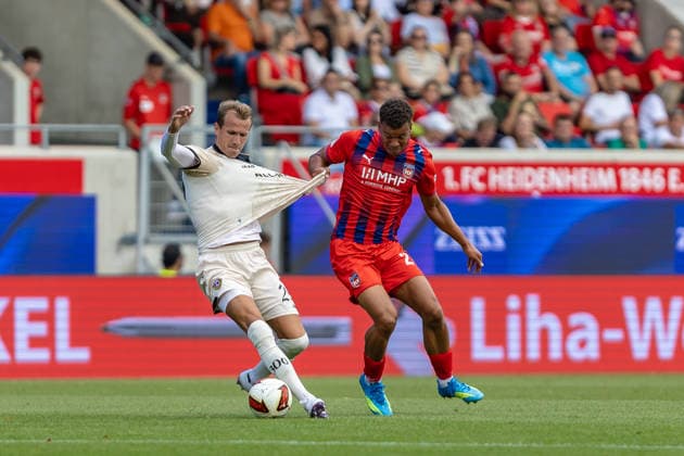 Harter Zweikampf Marcel Costly (1.FC Heidenheim, 24) zieht Lukas Boeder (SG Dynamo Dresden, 29) am Trikot, GER, 1.FC Heidenheim vs. SG Dynamo Dresden, Fussball, 2. Bundesliga, 03. Spieltag, Spielzeit 2026 2027, 29.08.2026, DFL DFB REGULATIONS PROHIBIT ANY USE OF PHOTOGRAPHS AS IMAGE SEQUENCES AND OR QUASI-VIDEO, GER, 1.FC Heidenheim vs. SG Dynamo Dresden, Fussball, 2. Bundesliga, 03. Spieltag, Spielzeit 2026 2027, 29.08.2026 Heidenheim *** A fierce tackle by Marcel Costly (1 FC Heidenheim, 24) on Lukas Boeder (SG Dynamo Dresden, 29), GER, 1 FC Heidenheim vs. SG Dynamo Dresden, Soccer, 2. Bundesliga, Matchday 3, 2026–2027 season, August 29, 2026, DFL and DFB regulations prohibit any use of photographs as image sequences and or quasi-video, GER, 1 FC Heidenheim vs. SG Dynamo Dresden, soccer, 2. Bundesliga, Matchday 3, 2026–2027 season, August 29, 2026, Heidenheim Copyright: xEibner-Pressefoto JanixPlessx EP_JPL