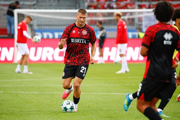 August 29, 2026, xavx, Soccer 3rd Division, SV Wehen Wiesbaden vs. Rot-Weiss Essen; from left: Marcus Müller of SV Wehen Wiesbaden warming up in Wiesbaden