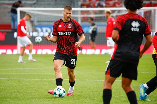 August 29, 2026, xavx, Soccer 3rd Division, SV Wehen Wiesbaden vs. Rot-Weiss Essen; from left: Marcus Müller of SV Wehen Wiesbaden warming up in Wiesbaden