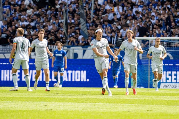 29.08.2026, xdaymx, Fussball 2.Bundesliga, Karlsruher SC - VfL Wolfsburg. Fabian Reese (VFL Wolfsburg) jubelt mit der Faust in Richtung Trainerbank nach dem 2:2 Ausgleich (DFL DFB REGULATIONS PROHIBIT ANY USE OF PHOTOGRAPHS as IMAGE SEQUENCES and or QUASI-VIDEO) Karlsruhe *** August 29, 2026, xdaymx, Soccer, 2. Bundesliga, Karlsruher SC vs. VfL Wolfsburg: Fabian Reese of VfL Wolfsburg pumps his fist toward the bench after the 2–2 tie. DFL and DFB regulations prohibit any use of photographs as image sequences and or quasi-video. Karlsruhe