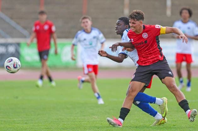 Soccer DFB Junior Cup SV Wehen Wiesbaden Hamburger SV August 29, 2026, OLAMIDE MEDAIYESE (HSV), DARIS MEMOVIC (SVWW),