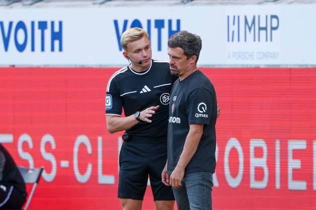 Der vierte OffiziellenSebastian Hilsberg im Gespraech mit Cheftrainer Thomas Stamm (SG Dynamo Dresden), der sichtlich enttaeuscht ist, 1. FC Heidenheim 1846 vs. SG Dynamo Dresden, Fussball, Maenner, 2. Bundesliga, Saison 2026 2027, Hinrunde, 3. Spieltag, 29.08.2026 DFB regulations prohibit any use of photographs as image sequences and or quasi-video Heidenheim Baden-Wuerttemberg Deutschland *** Fourth official Sebastian Hilsberg talks with SG Dynamo Dresden head coach Thomas Stamm, who is visibly disappointed, 1 FC Heidenheim 1846 vs. SG Dynamo Dresden, soccer, men’s, 2. Bundesliga, 2026–2027 season, First Half of the Season, Matchday 3, August 29, 2026. DFB regulations prohibit any use of photographs as image sequences and or quasi-video. Heidenheim, Baden-Württemberg, Germany Copyright: xkolbert-press MartinxAgüerax