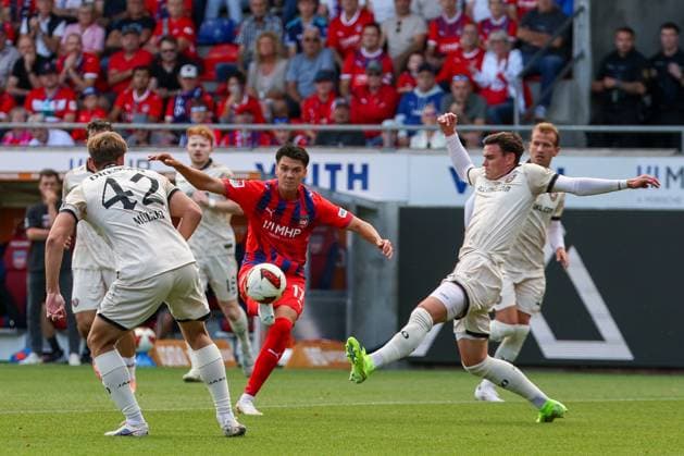 Mathias Honsak 17 (1FC Heidenheim 1846) in Aktion gegen Friedrich Mueller 42 (SG Dynamo Dresden), 1. FC Heidenheim 1846 vs. SG Dynamo Dresden, Fussball, Maenner, 2. Bundesliga, Saison 2026 2027, Hinrunde, 3. Spieltag, 29.08.2026 DFB regulations prohibit any use of photographs as image sequences and or quasi-video Heidenheim Baden-Wuerttemberg Deutschland *** Mathias Honsak 17, 1. FC Heidenheim 1846, in action against Friedrich Mueller 42, SG Dynamo Dresden; 1. FC Heidenheim 1846 vs. SG Dynamo Dresden, soccer, men s, 2. Bundesliga, 2026–2027 season, First Half of the Season, Matchday 3, August 29, 2026. DFB regulations prohibit any use of photographs as image sequences and or quasi-video. Heidenheim, Baden-Württemberg, Germany Copyright: xkolbert-press MartinxAgüerax