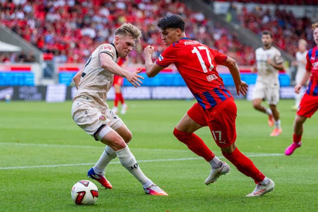 2. Fußball Bundesliga: 1. FC Heidenheim 1846 e.V. vs. Dynamo Dresden; 29.08.2026 Heidenheim, GERMANY - 29. August 2027: Duell zwischen Jonas Sterner (Dynamo Dresden, 32) und Mathias Honsak (1. FC Heidenheim 1846, 17) während dem Spiel zwischen dem 1. FC Heidenheim 1846 e.V. und Dynamo Dresden am 3. Spieltag der 2. Bundesliga in der Voith-Arena. *** German Bundesliga 2: 1. FC Heidenheim 1846 e.V. vs. Dynamo Dresden, August 29, 2026, Heidenheim, GERMANY August 29, 2027: A duel between Jonas Sterner of Dynamo Dresden, age 32, and Mathias Honsak of 1 FC Heidenheim 1846, 17, during the match between 1 FC Heidenheim 1846 e.V. and Dynamo Dresden on Matchday 3 of the 2. Bundesliga at the Voith Arena Copyright: xBEAUTIFULxSPORTS Steinx