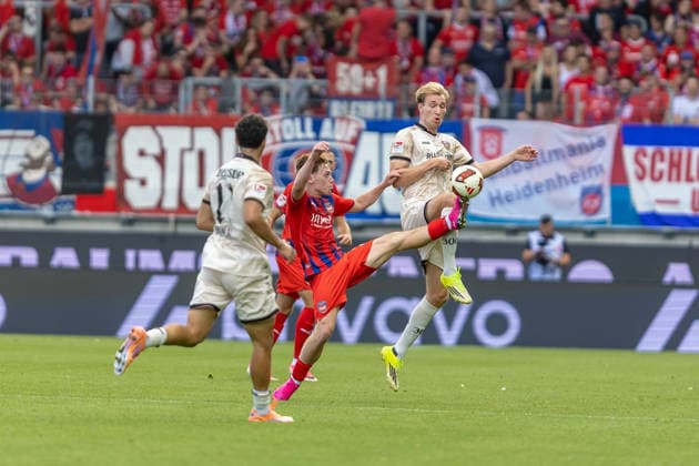 Harter akrobatischer Zweikampf Michael Heule (1.FC Heidenheim, 27) gestrecktes Bein gegen Vincent Vermeij (SG Dynamo Dresden, 09) davor Kaan Inanoglu (SG Dynamo Dresden, 11), GER, 1.FC Heidenheim vs. SG Dynamo Dresden, Fussball, 2. Bundesliga, 03. Spieltag, Spielzeit 2026 2027, 29.08.2026, DFL DFB REGULATIONS PROHIBIT ANY USE OF PHOTOGRAPHS AS IMAGE SEQUENCES AND OR QUASI-VIDEO, GER, 1.FC Heidenheim vs. SG Dynamo Dresden, Fussball, 2. Bundesliga, 03. Spieltag, Spielzeit 2026 2027, 29.08.2026 Heidenheim *** Fierce acrobatic tackle by Michael Heule (1 FC Heidenheim, 27, leg outstretched) against Vincent Vermeij (SG Dynamo Dresden), with Kaan Inanoglu (SG Dynamo Dresden, 11, GER) in front of them, 1 FC Heidenheim vs. SG Dynamo Dresden, Soccer, 2. Bundesliga, Matchday 3, 2026–2027 season, August 29, 2026, DFL and DFB regulations prohibit any use of photographs as image sequences and or quasi-video, GER, 1 FC Heidenheim vs. SG Dynamo Dresden, Soccer, 2. Bundesliga, Matchday 3, 2026–2027 Season, August 29, 2026, Heidenheim Copyright: xEibner-Pressefoto JanixPlessx EP_JPL