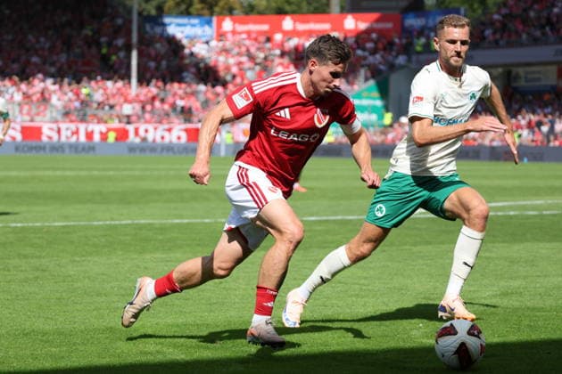 20 Axel Borgmann (Energie Cottbus, l.), 7 Dennis Srbeny (Fürth) Fussball 2. Bundesliga 2026 2027 FC Energie Cottbus - SpVgg Greuther Fürth *** 20 Axel Borgmann, Energie Cottbus, left, 7 Dennis Srbeny, Fürth Soccer, 2. Bundesliga 2026–2027, FC Energie Cottbus vs. SpVgg Greuther Fürth