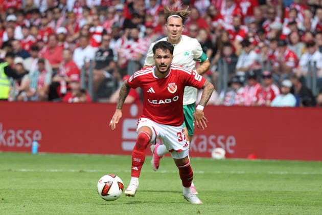 32 Leonardo Bittencourt (Energie Cottbus, vorn) verfolgt von 30 Felix Klaus (Fürth) Fussball 2. Bundesliga 2026 2027 FC Energie Cottbus - SpVgg Greuther Fürth *** 32 Leonardo Bittencourt, Energie Cottbus, with 30 Felix Klaus Fürth close behind; Soccer, 2. Bundesliga, 2026–2027, FC Energie Cottbus vs. SpVgg Greuther Fürth