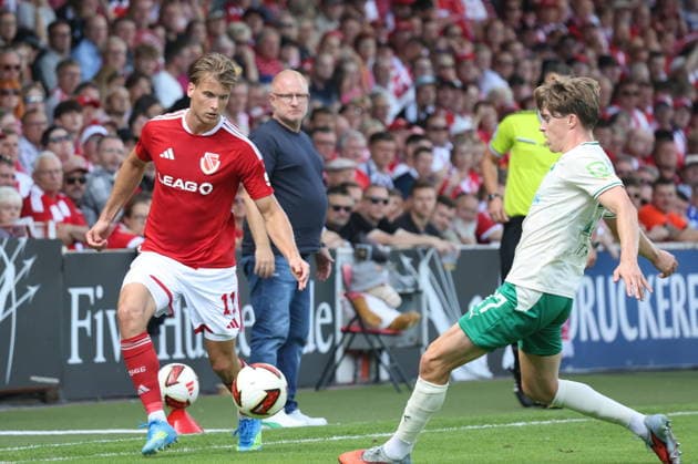 11 Moritz Hannemann (Energie Cottbus, l.), 27 Luca Itter (Fürth) Fussball 2. Bundesliga 2026 2027 FC Energie Cottbus - SpVgg Greuther Fürth *** 11 Moritz Hannemann, Energie Cottbus, l, 27 Luca Itter, Fürth Soccer, 2. Bundesliga 2026–2027, FC Energie Cottbus, SpVgg Greuther Fürth