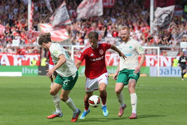 27 Luca Itter (Fürth, l.), 11 Moritz Hannemann (Energie Cottbus), 13 Paul Will (Fürth) Fussball 2. Bundesliga 2026 2027 FC Energie Cottbus - SpVgg Greuther Fürth *** 27 Luca Itter, Fürth, l, 11 Moritz Hannemann, Energie Cottbus, 13 Paul Will, Fürth Soccer 2. Bundesliga 2026–2027 FC Energie Cottbus SpVgg Greuther Fürth