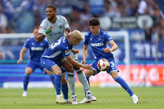 Viktor Bergh (Karlsruher SC), Vinicius Souza (VFL Wolfsburg) und Deniz Ofli (Karlsruher SC) im Zweikampf waehrend des Spiels der 2. Bundesliga zwischen Karlsruher SC und VfL Wolfsburg, BBBank Wildpark am 29. August 2026 in Karlsruhe, Deutschland. (Foto von Oliver Kaelke DeFodi Images) +++ Viktor Bergh (Karlsruher SC), Vinicius Souza (VFL Wolfsburg) und Deniz Ofli (Karlsruher SC) battle for the ball during the 2nd Bundesliga match between Karlsruher SC and VfL Wolfsburg at BBBank Wildpark on August 29, 2026 in Karlsruhe, Germany. (Photo by Oliver Kaelke DeFodi Images) DFB DFL REGULATIONS PROHIBIT ANY USE OF PHOTOGRAPHS AS IMAGE SEQUENCES AND OR QUASI-VIDEO. (Photo by Oliver Kaelke DeFodi Images) - *** Viktor Bergh of Karlsruher SC, Vinicius Souza of VFL Wolfsburg, and Deniz Ofli of Karlsruher SC in a tackle during the 2. Bundesliga match between Karlsruher SC and VfL Wolfsburg, at BBBank Wildpark on August 29, 2026, in Karlsruhe, Germany. Photo by Oliver Kaelke, DeFodi Images. Viktor Bergh of Karlsruher SC, Vinicius Souza of VFL Wolfsburg and Deniz Ofli of Karlsruher SC battle for the ball during the 2nd Bundesliga match between Karlsruher SC and VfL Wolfsburg at BBBank Wildpark on August 29, 2026 in Karlsruhe, Germany. Photo by Oliver Kaelke, DeFodi Images. DFB and DFL regulations prohibit any use of photographs as image sequences and or quasi-video. Photo by Oliver Kaelke, DeFodi Images.