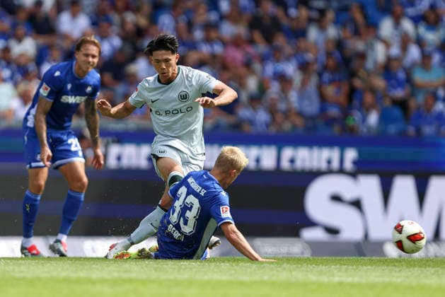 Kento Shiogai (VFL Wolfsburg) und Viktor Bergh (Karlsruher SC) im Zweikampf waehrend des Spiels der 2. Bundesliga zwischen Karlsruher SC und VfL Wolfsburg, BBBank Wildpark am 29. August 2026 in Karlsruhe, Deutschland. (Foto von Oliver Kaelke DeFodi Images) +++ Kento Shiogai (VFL Wolfsburg) und Viktor Bergh (Karlsruher SC) battle for the ball during the 2nd Bundesliga match between Karlsruher SC and VfL Wolfsburg at BBBank Wildpark on August 29, 2026 in Karlsruhe, Germany. (Photo by Oliver Kaelke DeFodi Images) DFB DFL REGULATIONS PROHIBIT ANY USE OF PHOTOGRAPHS AS IMAGE SEQUENCES AND OR QUASI-VIDEO. (Photo by Oliver Kaelke DeFodi Images) - *** Kento Shiogai of VFL Wolfsburg and Viktor Bergh of Karlsruher SC battle for the ball during the 2. Bundesliga match between Karlsruher SC and VfL Wolfsburg at BBBank Wildpark on August 29, 2026, in Karlsruhe, Germany Photo by Oliver Kaelke, DeFodi Images Kento Shiogai of VFL Wolfsburg and Viktor Bergh of Karlsruher SC battle for the ball during the 2. Bundesliga match between Karlsruher SC and VfL Wolfsburg at BBBank Wildpark on August 29, 2026 in Karlsruhe, Germany. Photo by Oliver Kaelke, DeFodi Images. DFB and DFL regulations prohibit any use of photographs as image sequences and or quasi-video. Photo by Oliver Kaelke, DeFodi Images.