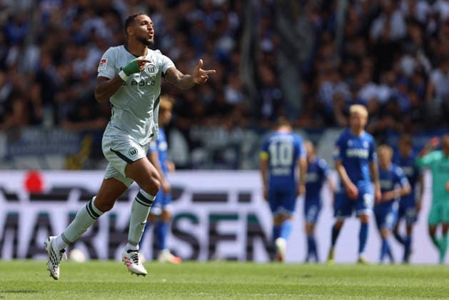 Vinicius Souza (VFL Wolfsburg) Torjubel, jubelt nach seinem Treffer zum 2:3 waehrend des Spiels der 2. Bundesliga zwischen Karlsruher SC und VfL Wolfsburg, BBBank Wildpark am 29. August 2026 in Karlsruhe, Deutschland. (Foto von Oliver Kaelke DeFodi Images) +++ Vinicius Souza (VFL Wolfsburg) celebrates after scoring his team s third goal during the 2nd Bundesliga match between Karlsruher SC and VfL Wolfsburg at BBBank Wildpark on August 29, 2026 in Karlsruhe, Germany. (Photo by Oliver Kaelke DeFodi Images) DFB DFL REGULATIONS PROHIBIT ANY USE OF PHOTOGRAPHS AS IMAGE SEQUENCES AND OR QUASI-VIDEO. (Photo by Oliver Kaelke DeFodi Images) - *** Vinicius Souza of VFL Wolfsburg celebrates his goal, making the score 2–3, during the 2. Bundesliga match between Karlsruher SC and VfL Wolfsburg, BBBank Wildpark on August 29, 2026, in Karlsruhe, Germany. Photo by Oliver Kaelke, DeFodi Images. Vinicius Souza of VFL Wolfsburg celebrates after scoring his team’s third goal during the 2. Bundesliga match between Karlsruher SC and VfL Wolfsburg at BBBank Wildpark on August 29, 2026 in Karlsruhe, Germany. Photo by Oliver Kaelke, DeFodi Images. DFB and DFL regulations prohibit any use of photographs as image sequences and or quasi-video. Photo by Oliver Kaelke, DeFodi Images.