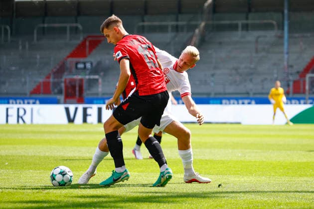 August 29, 2026, xavx, Soccer 3rd Division, SV Wehen Wiesbaden vs. Rot-Weiss Essen; from left: Justin Janitzek (SV Wehen Wiesbaden), Janne Sietan (Rot-Weiss Essen), Wiesbaden