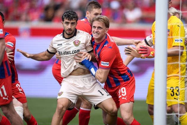 Fußball, 2. Bundesliga, 20260829, 1. FC Heidenheim - SG Dynamo Dresden. Im Bild v.l. Kaan INANOGLU (Dresden, 11), Mikkel KAUFMANN (Heidenheim, 29). Heidenheim Voith-Arena Baden-Württemberg Deutschland *** Soccer, 2. Bundesliga, 20260829, 1. FC Heidenheim vs. SG Dynamo Dresden. Pictured, from left: Kaan INANOGLU (Dresden, 11), Mikkel KAUFMANN (Heidenheim, 29). Heidenheim Voith Arena, Baden-Württemberg, Germany Copyright: Passion2Press MarkusxFischerx