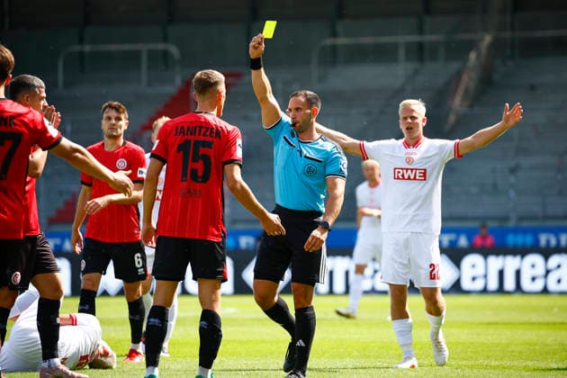 29.08.2026, xavx, Fussball 3.Liga, SV Wehen Wiesbaden - Rot-Weiss Essen v.l. Referee Schiedsrichter Leonidas Exuzidis zeigt die Gelbe Karte fuer, shows yellow card to Justin Janitzek (SV Wehen Wiesbaden) Wiesbaden *** August 29, 2026, xavx, Soccer 3rd Division, SV Wehen Wiesbaden vs. Rot-Weiss Essen; Referee Leonidas Exuzidis shows a yellow card to Justin Janitzek of SV Wehen Wiesbaden, Wiesbaden