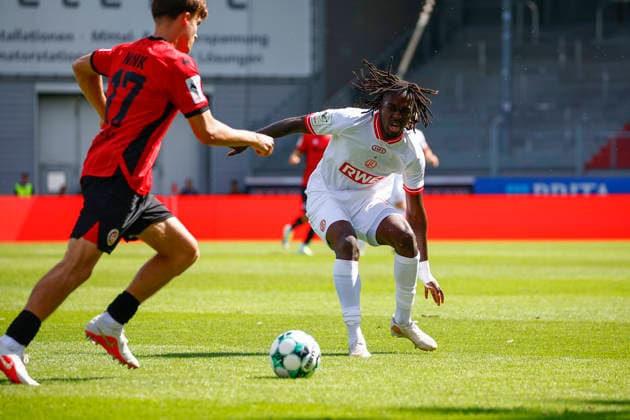 August 29, 2026, xavx, Soccer 3rd Division, SV Wehen Wiesbaden vs. Rot-Weiss Essen; from left: Ben Nink (SV Wehen Wiesbaden), Franci Bouebari (Rot-Weiss Essen), Wiesbaden