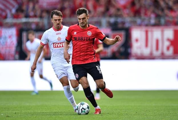 SV Wehen Wiesbaden vs. Rot Weiss Essen ** FOR EDITORIAL USE ONLY ** EDITORIAL USE ONLY ** p Soccer 3rd Division, Matchday 3: SV Wehen Wiesbaden vs. Rot-Weiss Essen on August 29, 2026, at the BRITA Arena in Wiesbaden. Gino Fechner (SV Wehen Wiesbaden, front) and Noah Phil Pesch (Rot-Weiss Essen, back). Germany, Hesse, Wiesbaden. Copyright ThorstenxTillmann Copyright: ThorstenxTillmann doc87dbhnv1ac7rybu4fku ,EDITORIAL USE ONLY Copyright: ThorstenxTillmann