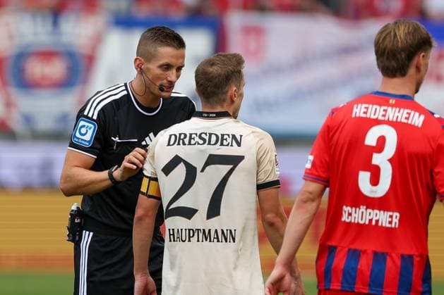 Referee Schiedsrichter Felix Bickel im Gespraech mit Niklas Hauptmann 27 (SG Dynamo Dresden), 1. FC Heidenheim 1846 vs. SG Dynamo Dresden, Fussball, Maenner, 2. Bundesliga, Saison 2026 2027, Hinrunde, 3. Spieltag, 29.08.2026 DFB regulations prohibit any use of photographs as image sequences and or quasi-video Heidenheim Baden-Wuerttemberg Deutschland *** Referee Felix Bickel in conversation with Niklas Hauptmann (27, SG Dynamo Dresden), 1 FC Heidenheim 1846 vs. SG Dynamo Dresden, Soccer, Men, 2. Bundesliga, 2026–2027 Season, First Half of the Season, Matchday 3, August 29, 2026. DFB regulations prohibit any use of photographs as image sequences and or quasi-video. Heidenheim, Baden-Württemberg, Germany Copyright: xkolbert-press MartinxAgüerax
