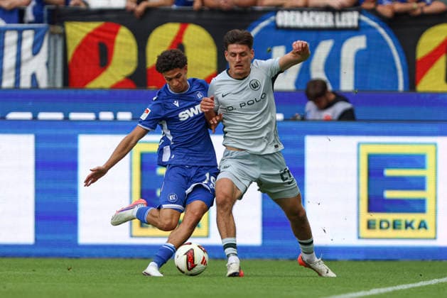 Louey Ben Farhat (Karlsruher SC) und Joakim Maehle Pedersen (VFL Wolfsburg) im Zweikampf waehrend des Spiels der 2. Bundesliga zwischen Karlsruher SC und VfL Wolfsburg, BBBank Wildpark am 29. August 2026 in Karlsruhe, Deutschland. (Foto von Oliver Kaelke DeFodi Images) +++ Louey Ben Farhat (Karlsruher SC) und Joakim Maehle Pedersen (VFL Wolfsburg) battle for the ball during the 2nd Bundesliga match between Karlsruher SC and VfL Wolfsburg at BBBank Wildpark on August 29, 2026 in Karlsruhe, Germany. (Photo by Oliver Kaelke DeFodi Images) DFB DFL REGULATIONS PROHIBIT ANY USE OF PHOTOGRAPHS AS IMAGE SEQUENCES AND OR QUASI-VIDEO. (Photo by Oliver Kaelke DeFodi Images) - *** Louey Ben Farhat of Karlsruher SC and Joakim Maehle Pedersen of VFL Wolfsburg battle for the ball during the 2. Bundesliga match between Karlsruher SC and VfL Wolfsburg at BBBank Wildpark on August 29, 2026, in Karlsruhe, Germany. Photo by Oliver Kaelke, DeFodi Images. Louey Ben Farhat of Karlsruher SC and Joakim Maehle Pedersen of VFL Wolfsburg battle for the ball during the 2. Bundesliga match between Karlsruher SC and VfL Wolfsburg at BBBank Wildpark on August 29, 2026 in Karlsruhe, Germany. Photo by Oliver Kaelke, DeFodi Images. DFB and DFL regulations prohibit any use of photographs as image sequences and or quasi-video. Photo by Oliver Kaelke, DeFodi Images.