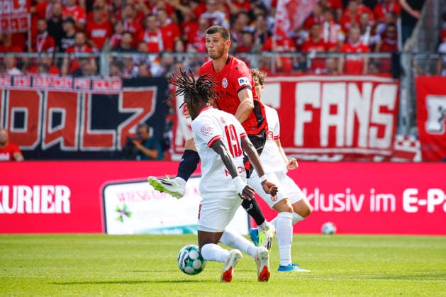 August 29, 2026, xavx, Soccer 3rd Division, SV Wehen Wiesbaden vs. Rot-Weiss Essen; from left: Moritz Flotho (SV Wehen Wiesbaden), Franci Bouebari (Rot-Weiss Essen), Wiesbaden