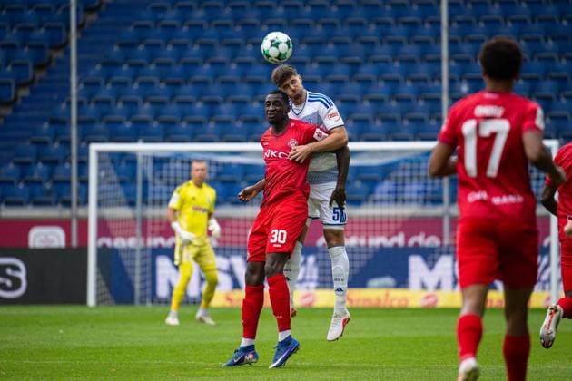 3rd Division: MSV Duisburg vs. Würzburger Kickers ** FOR EDITORIAL USE ONLY ** EDITORIAL USE ONLY ** p Soccer 3rd Division: MSV Duisburg vs. Würzburger Kickers on August 29, 2026, at the Schauinsland Reisen Arena in Duisburg. Tarsis Bonga (Würzburg, left), Tobias Fleckstein (Duisburg, right). Copyright JakobxKlos Copyright: JakobxKlos doc87dbkfl237kp9y0dfp3 ,EDITORIAL USE ONLY Copyright: JakobxKlos