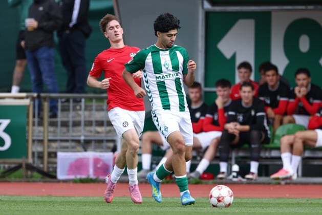 From left: Lukas Schorler (HSC Hannover), No. 2, and Darwin Kaan Soylu (SV Werder Bremen II), No. 10, in a one-on-one battle; duel; dynamic play; action; game scene; August 29, 2026, Bremen, Germany, soccer, Regionalliga Nord, SV Werder Bremen II vs. HSC Hannover xobx