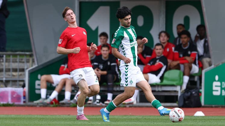 From left: Lukas Schorler (HSC Hannover), No. 2, and Darwin Kaan Soylu (SV Werder Bremen II), No. 10, in a one-on-one battle; duel; dynamic play; action; game scene; August 29, 2026, Bremen, Germany, soccer, Regionalliga Nord, SV Werder Bremen II vs. HSC Hannover xobx