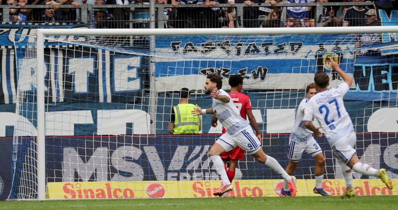 August 29, 2025, xfsx, Men s, Soccer, 2026–2027 Season, 3rd Division, Matchday 3: MSV Duisburg vs. Würzburger Kickers, from left: Lex Tyger, Lobinger, MSV Duisburg, Cen Coskun of MSV Duisburg celebrates the goal; goal celebration; cheering after Duisburg’s 1–0 goal at the Schauinsland Reisen Arena in North Rhine-Westphalia, Germany