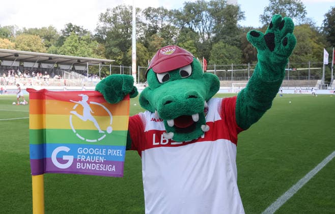 Stuttgart , Google Pixel Frauen-Bundesliga VfB Stuttgart vs. Hamburger SV , Maskottchen Fritzle *** Stuttgart, Google Pixel Women s Bundesliga: VfB Stuttgart vs. Hamburger SV, mascot Fritzle