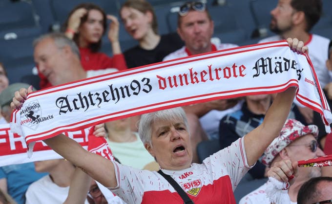 Stuttgart , Google Pixel Frauen-Bundesliga VfB Stuttgart vs. Hamburger SV , Stuttgarter Fans mit Schal *** Stuttgart, Google Pixel Women s Bundesliga: VfB Stuttgart vs. Hamburger SV, Stuttgart fans wearing scarves