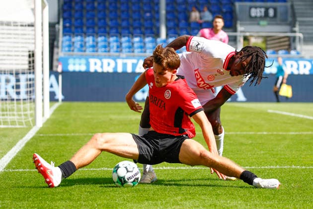 August 29, 2026, xavx, Soccer 3rd Division, SV Wehen Wiesbaden vs. Rot-Weiss Essen; from left: Ben Nink (SV Wehen Wiesbaden), Franci Bouebari (Rot-Weiss Essen), Wiesbaden