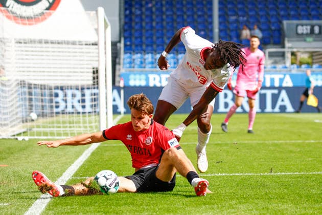 August 29, 2026, xavx, Soccer 3rd Division, SV Wehen Wiesbaden vs. Rot-Weiss Essen; from left: Ben Nink (SV Wehen Wiesbaden), Franci Bouebari (Rot-Weiss Essen), Wiesbaden