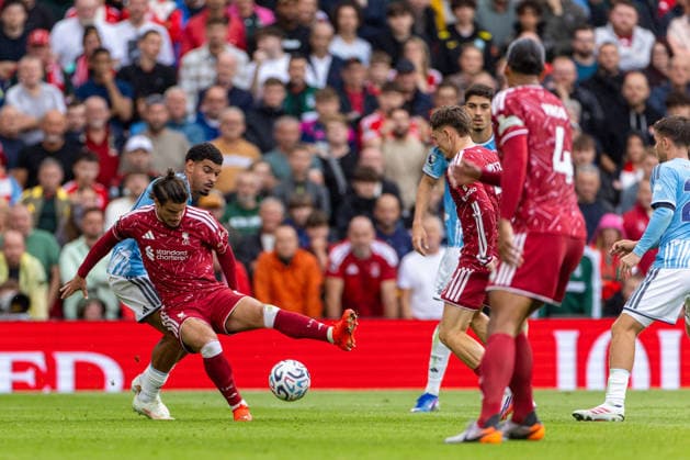Football - FA Premier League - Liverpool FC v Nottingham Forest FC LIVERPOOL, ENGLAND - Saturday, August 29, 2026: Liverpool s Milos Kerkez is challenged by Nottingham Forest s captain Morgan Gibbs-White (L) during the FA Premier League match between Liverpool FC and Nottingham Forest FC at Anfield. (Photo by David Rawcliffe Propaganda) LIVERPOOL Anfield MERSEYSIDE ENGLAND  Copyright: xDavidxRawcliffex P2026-08-29-Liverpool_Nottingham_Forest-43