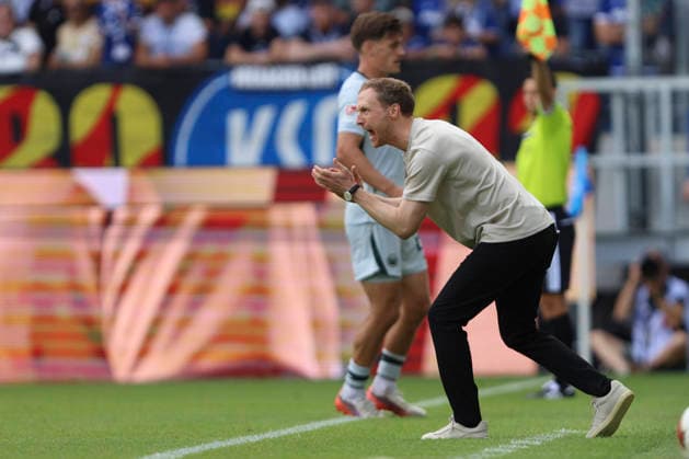 Trainer Maximilian Senft (Karlsruher SC) gestikuliert, Gestik waehrend des Spiels der 2. Bundesliga zwischen Karlsruher SC und VfL Wolfsburg, BBBank Wildpark am 29. August 2026 in Karlsruhe, Deutschland. (Foto von Oliver Kaelke DeFodi Images) +++ Trainer Maximilian Senft (Karlsruher SC) gestures during the 2nd Bundesliga match between Karlsruher SC and VfL Wolfsburg at BBBank Wildpark on August 29, 2026 in Karlsruhe, Germany. (Photo by Oliver Kaelke DeFodi Images) DFB DFL REGULATIONS PROHIBIT ANY USE OF PHOTOGRAPHS AS IMAGE SEQUENCES AND OR QUASI-VIDEO. (Photo by Oliver Kaelke DeFodi Images) - *** Karlsruher SC coach Maximilian Senft gestures during the 2. Bundesliga match between Karlsruher SC and VfL Wolfsburg, BBBank Wildpark on August 29, 2026, in Karlsruhe, Germany. Photo by Oliver Kaelke, DeFodi Images. Coach Maximilian Senft of Karlsruher SC gestures during the 2nd Bundesliga match between Karlsruher SC and VfL Wolfsburg at BBBank Wildpark on August 29, 2026, at BBBank Wildpark in Karlsruhe, Germany. Photo by Oliver Kaelke, DeFodi Images. DFB and DFL regulations prohibit any use of photographs as image sequences and or quasi-video. Photo by Oliver Kaelke, DeFodi Images