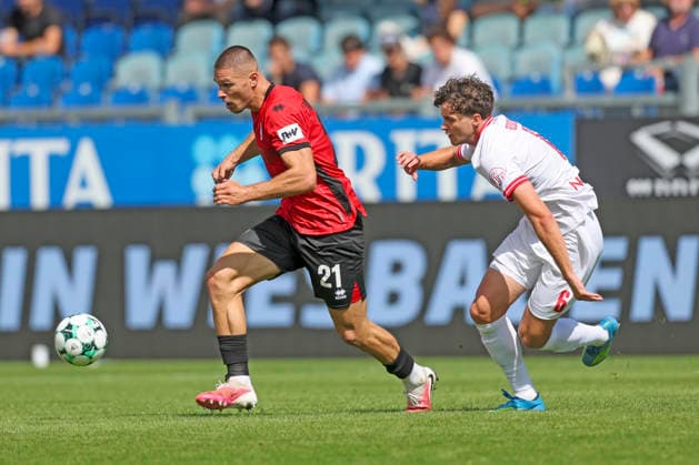Soccer, 3rd Division: SV Wehen Wiesbaden vs. Rot Weiss Essen, August 29, 2026; Marcus Müller (SVWW), Max Geschwill (ESSEN),