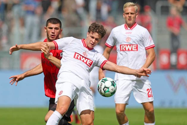 Soccer, 3rd Division: SV Wehen Wiesbaden vs. Rot-Weiss Essen, August 29, 2026; MORITZ FLOTHO (SVWW), Max Geschwill (ESSEN),