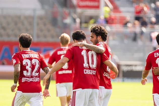 29.08.2026: Fußball: Energie Cottbus - SpVgg Greuther Fürth, 3. Spieltag der 2. Bundesliga im LEAG Energie Stadion. Torjubel Leonardo Bittencourt (Energie Cottbus, 32), Lucas Copado (Energie Cottbus, 9) und Tolcay Cigerci (Energie Cottbus, 10) nach seinem Tor zum 2:2. WICHTIGER HINWEIS: Gemäß den Vorgaben der DFL und des DFB ist es untersagt, in dem Stadion und oder vom Spiel angefertigte Fotoaufnahmen in Form von Sequenzbildern und oder videoähnlichen Fotostrecken zu verwerten bzw. verwerten zu lassen. *** August 29, 2026: Energie Cottbus vs. SpVgg Greuther Fürth, Matchday 3 of the 2. Bundesliga at the LEAG Energie Stadium. Goal celebration: Leonardo Bittencourt (Energie Cottbus, 32), Lucas Copado (Energie Cottbus, 9), and Tolcay Cigerci (Energie Cottbus, 10, after his goal to make it 2–2 IMPORTANT NOTICE: In accordance with DFL and DFB regulations, it is prohibited to use or allow the use of photographs taken in the stadium and or during the match in the form of sequential images and or video-like photo sequences. Copyright: xJamesxZabelx
