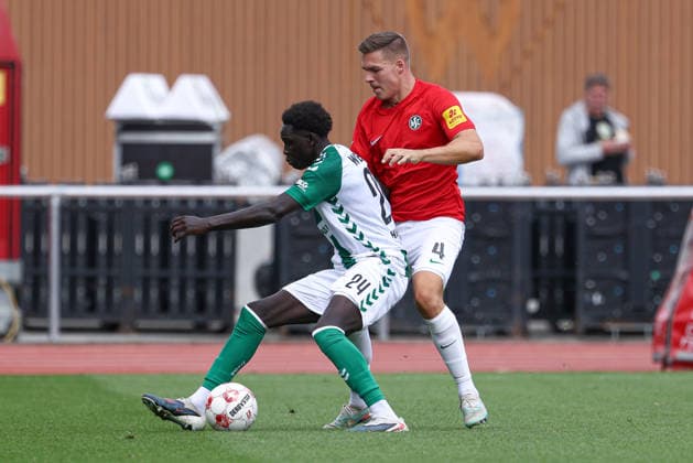 From left: Ramiz Hamouda (SV Werder Bremen II), 24, and Fabian Weigel (HSC Hannover), 4, in a one-on-one battle; duel; dynamic play; action; game scene; August 29, 2026, Bremen, Germany, soccer, Regionalliga Nord, SV Werder Bremen II vs. HSC Hannover xobx
