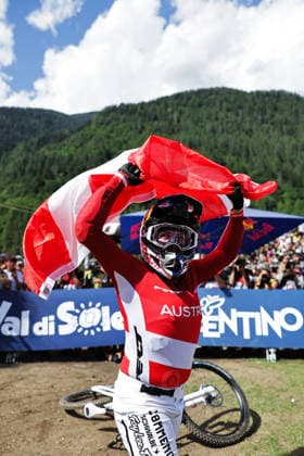 2026 UCI Mountain Bike World Championships Picture by Alex Whitehead SWpix.com - 29 08 2026 - Cycling - 2026 UCI Mountain Bike World Championships - Val di Sole, Trentino, Italy - Downhill (DHI) Final - Women Elite - Valentina Höll (Austria) celebrates winning to become World Champion Copyright: x xSWpix.comx(t axPhotographyxHubxLtd)xAlexxWhitehead SWpix.comx SWP-3030-21054