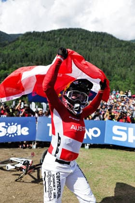 2026 UCI Mountain Bike World Championships Picture by Alex Whitehead SWpix.com - 29 08 2026 - Cycling - 2026 UCI Mountain Bike World Championships - Val di Sole, Trentino, Italy - Downhill (DHI) Final - Women Elite - Valentina Höll (Austria) celebrates winning to become World Champion Copyright: x xSWpix.comx(t axPhotographyxHubxLtd)xAlexxWhitehead SWpix.comx SWP-3030-21055