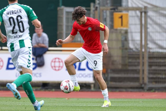 Finn Hoffmann, HSC Hannover, No. 9 with the ball, single frame, full body, action, game scene, August 29, 2026, Bremen, Germany, soccer, Regionalliga Nord, SV Werder Bremen II vs. HSC Hannover xobx